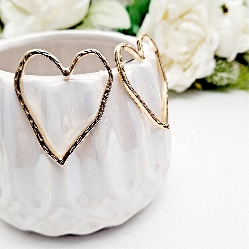 💖 2/$30 Gold hoop Hammered heart shaped boho big oversized stud earrings - Picture 5 of 9